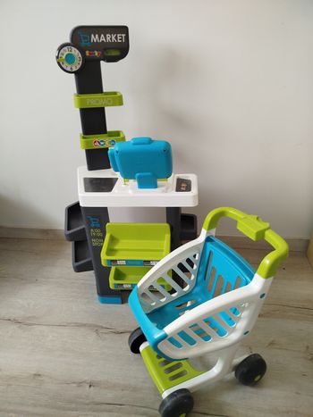 Marchande Smoby avec son caddie.