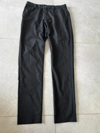 Pantalon noir Zara, très bon état, taille 40 40x105cm