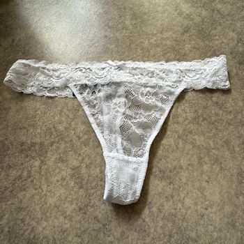 String blanc dentelle
