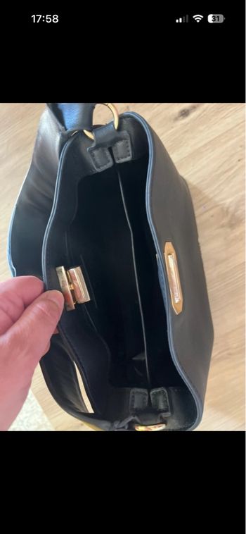 Sac à main noir Valentino logo clouté.