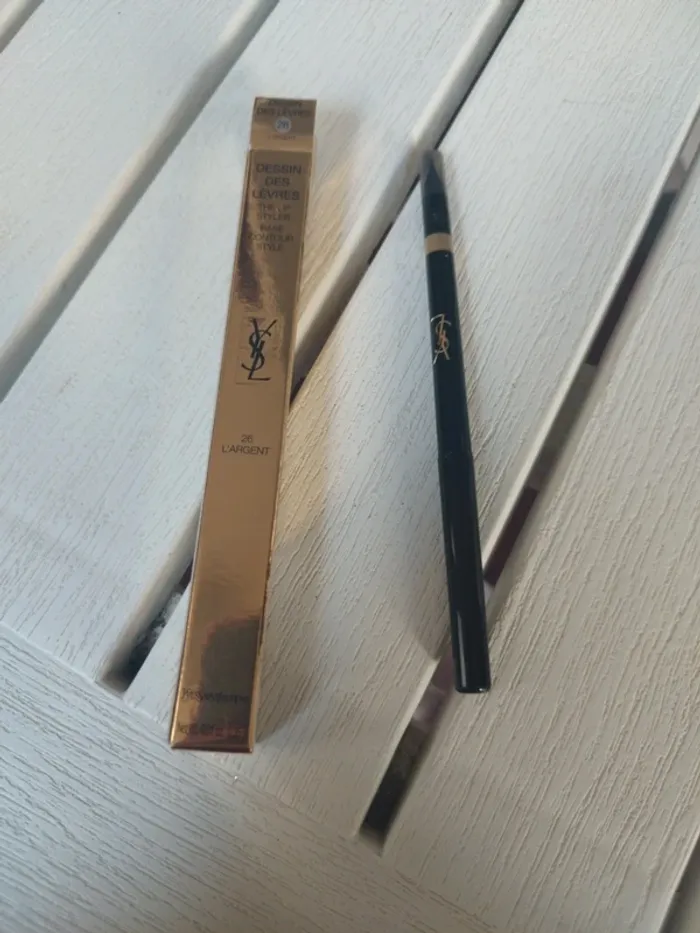 Crayon contour à lèvres Yves Saint Laurent argent n°26