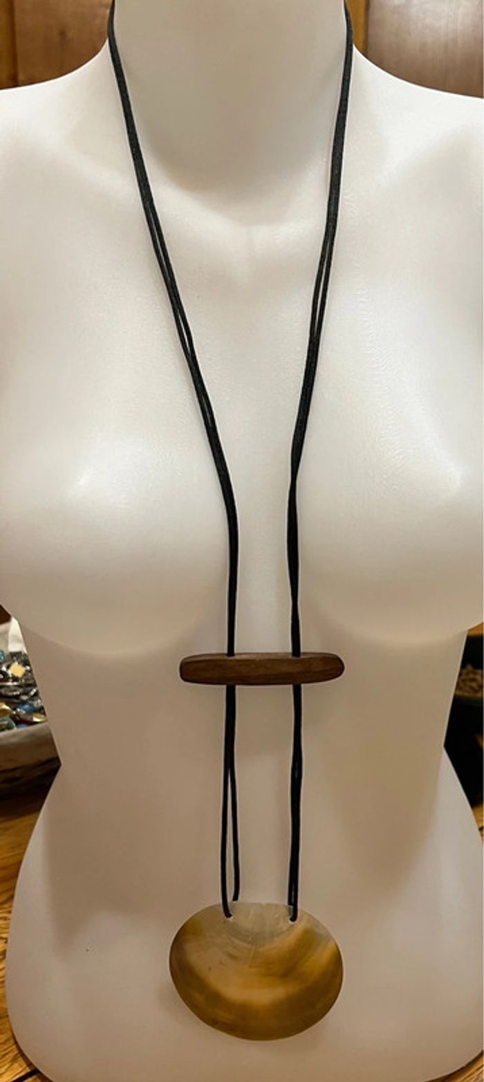 Collier nacré long sur corde