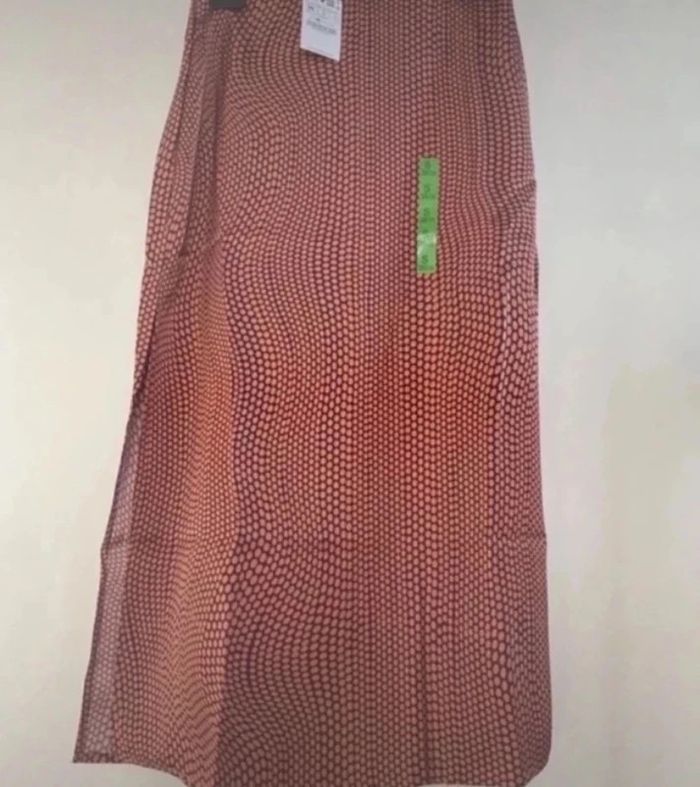 Jupe Stradivarius taille 36 effet satiné neuve - photo numéro 2