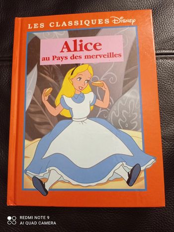 Livre enfant, Alice au pays des merveilles. Les classiques Disney