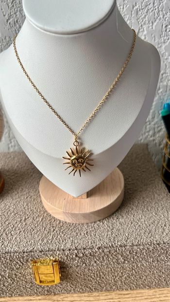 Collier pendentif soleil