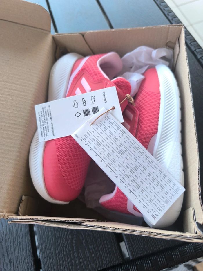 Basket adidas fille, taille 26 , scratch, neuve , idée cadeau - photo numéro 3