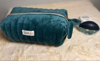 Trousse de toilette en velours matelassé bleu canard