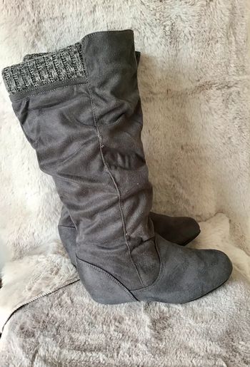 Paire de botte haute coloris grise effet daim taille 37 talon 5 cm cache à l’intérieur 0224)