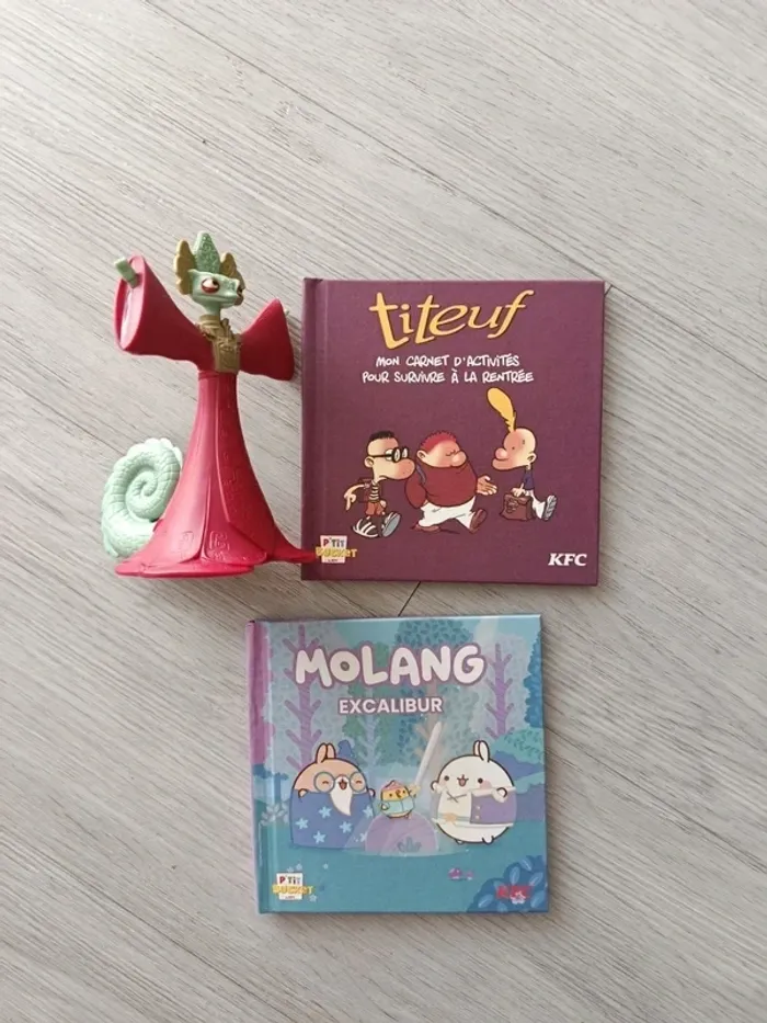 Lot deux petits livres et un petit jouet