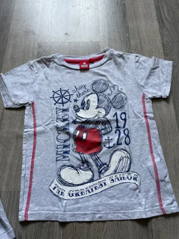 Un tee shirt et un pull 5 ans