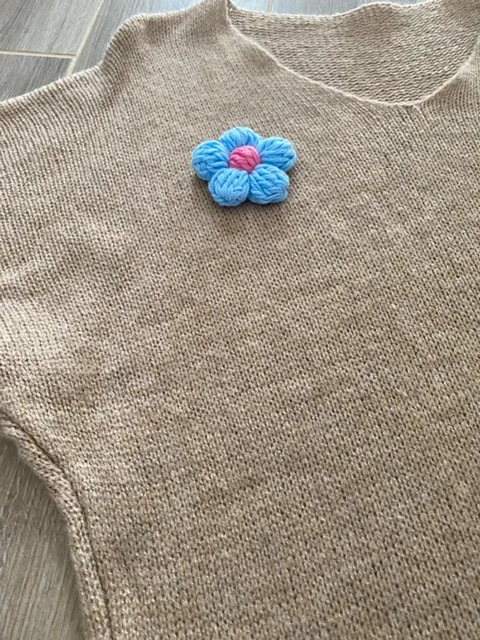 Beau pull marron fleur bleu crochet neuf - photo numéro 2