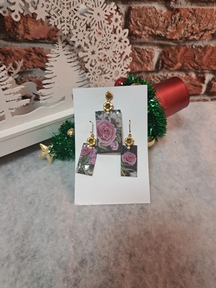 Boucles d'oreilles pendante avec pendentif en résine florale