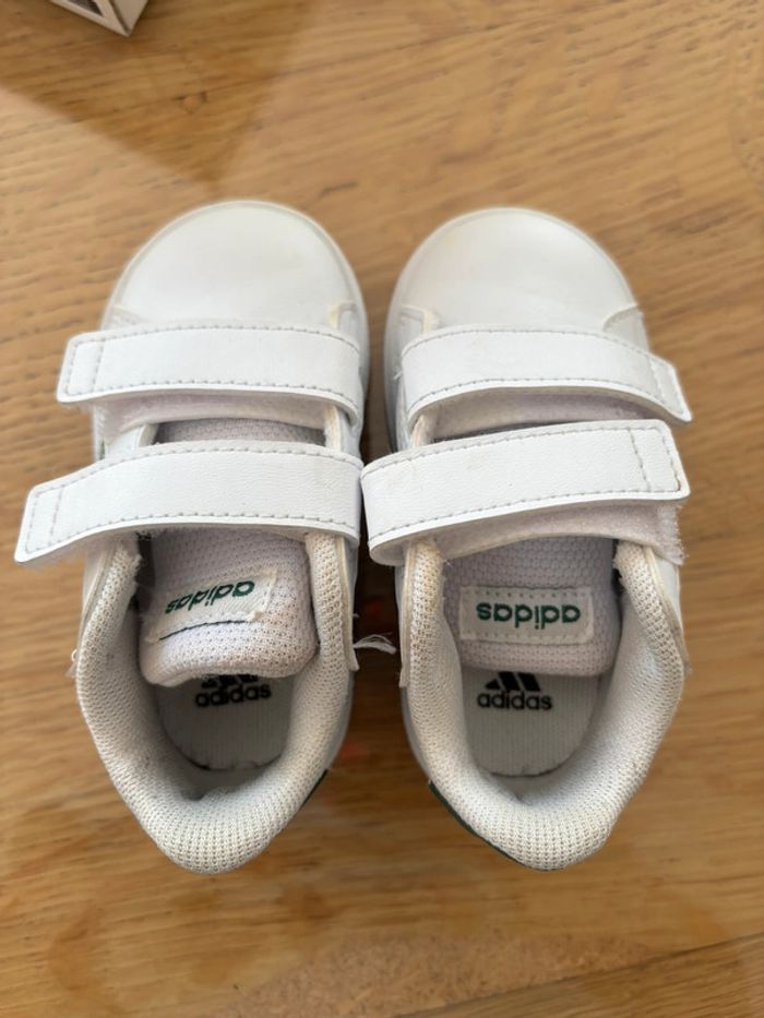 Basket garçon blanche et verte adidas T20 - photo numéro 2