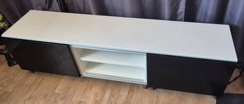 Meuble blanc et noir