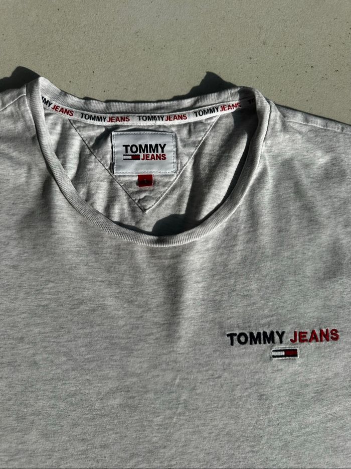 T-shirt Tommy Jeans col rond gris taille L 👕 - photo numéro 3