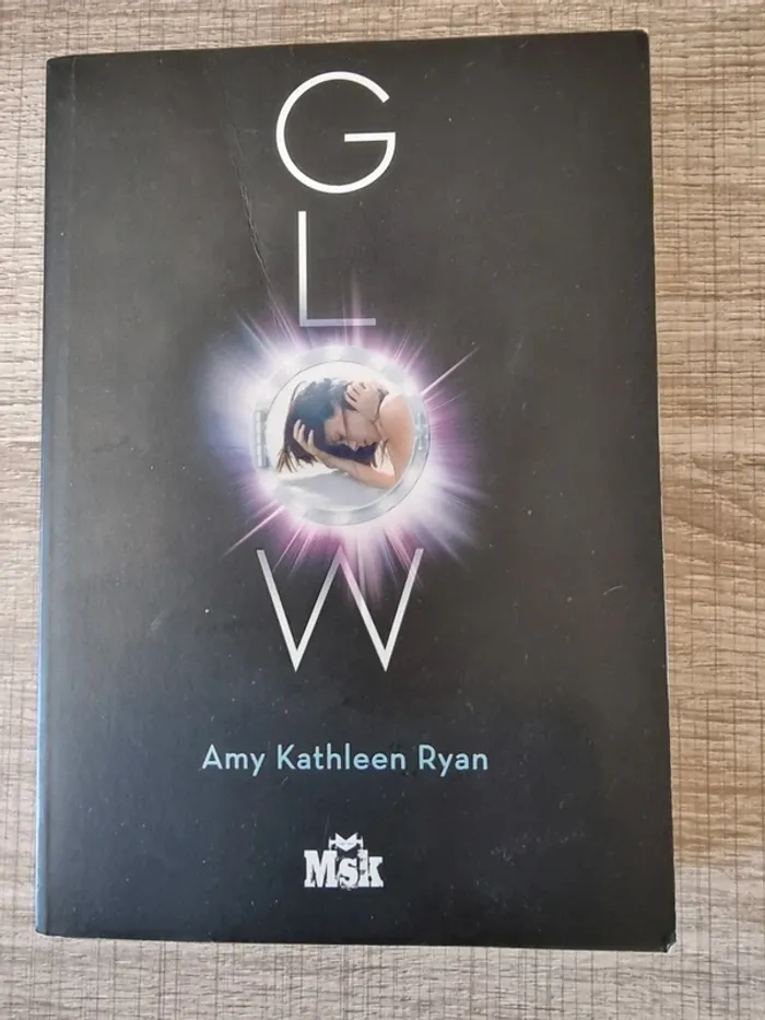 Série Glow par Amy Kathleen Ryan - photo numéro 2