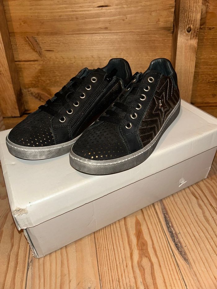 Basket basse neuve Requins noir et cuivre - photo numéro 3