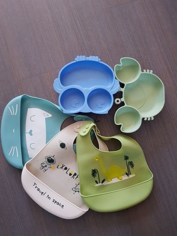 Lot bavoirs et assiettes