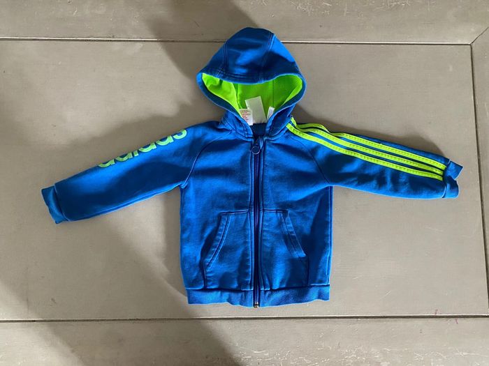 Gilet zippé veste Adidas bleue et verte fluo avec capuche taille 12 / 18 mois - photo numéro 2