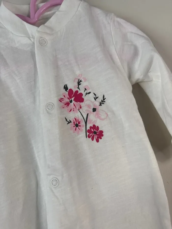 👶 pyjama bébé fille - 3 - 6 mois - necix’s- neuf avec étiquette- blanc avec fleurs rose -68cm - photo numéro 2