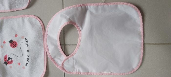 Lot bavoirs plastifiés à scratch - photo numéro 6