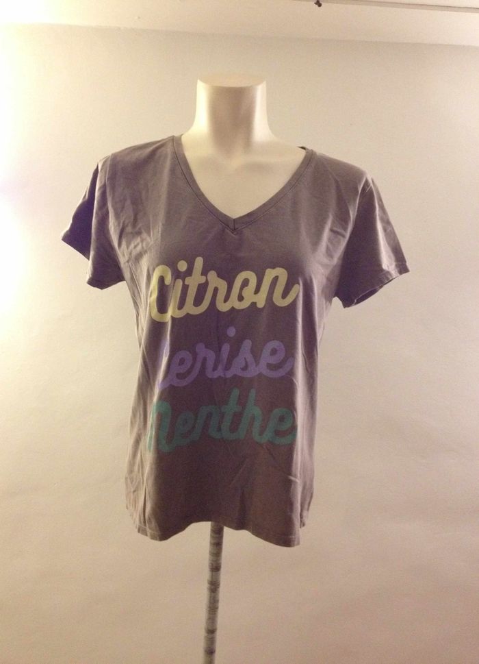T shirt col V ✧ marron avec écriteaux de couleurs différentes ✧ manches courtes ✧ look féminin