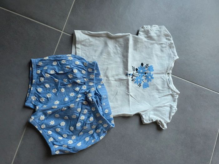 short + t-shirt kiabi fleurs bleu 18 mois - photo numéro 2