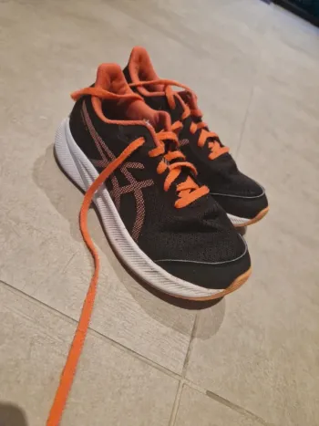Basket asics noir et corail taille 35.5