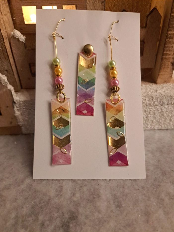 Boucles d'oreilles pendante avec pendentif assortie en résine multicolore - photo numéro 3