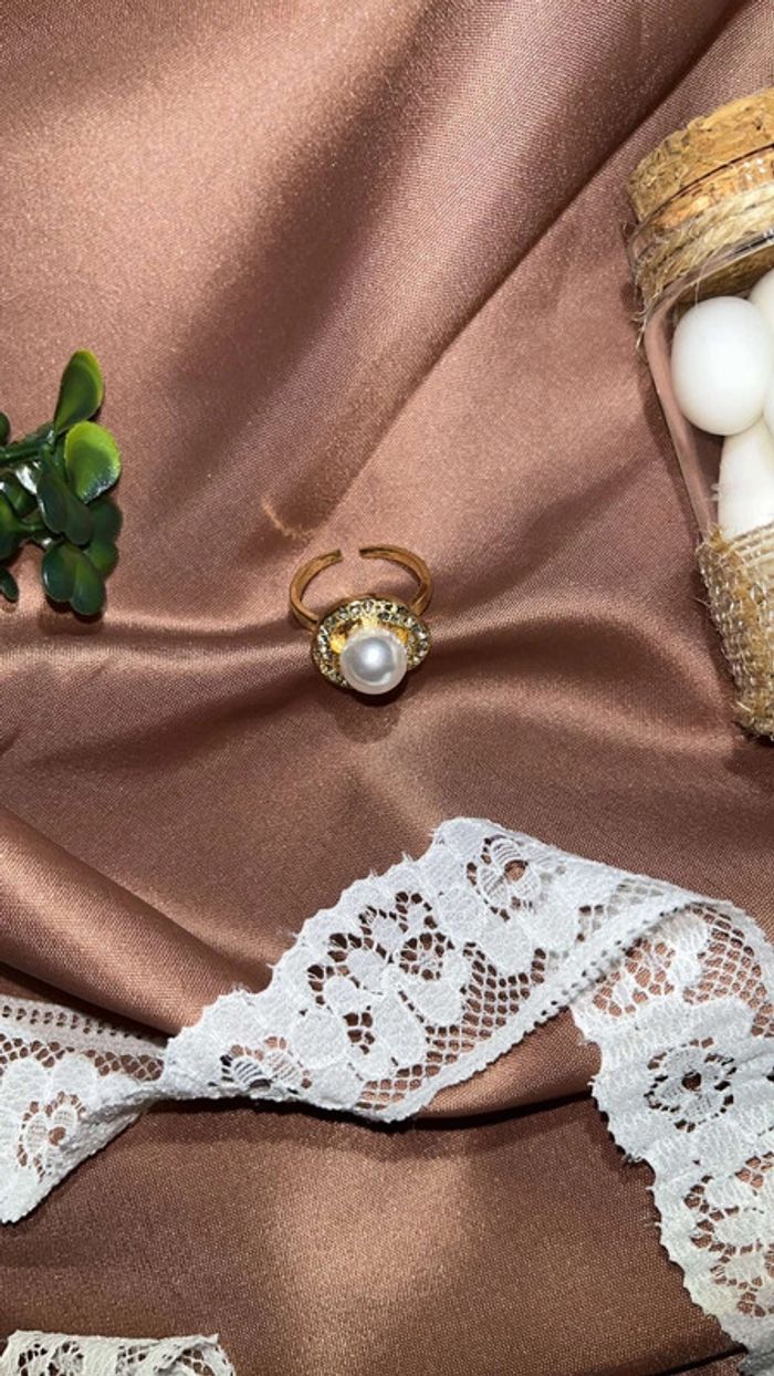 Ensemble bijoux perles blanches entourées de doré – Collier, bague & boucles d’oreilles - photo numéro 5