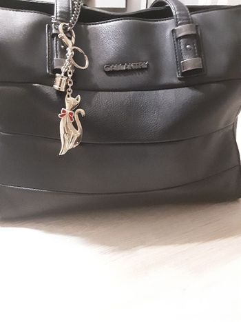 Breloque sac à main dorée