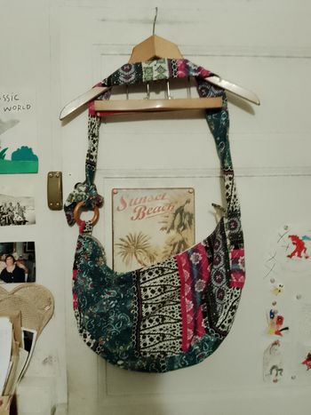 sac à bandoulière en tissu multicolore.