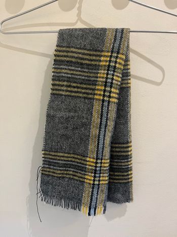 écharpe rayé grise et jaune