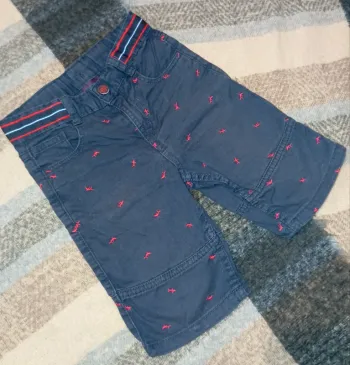 Pantacourt avec requins taille 6 ans