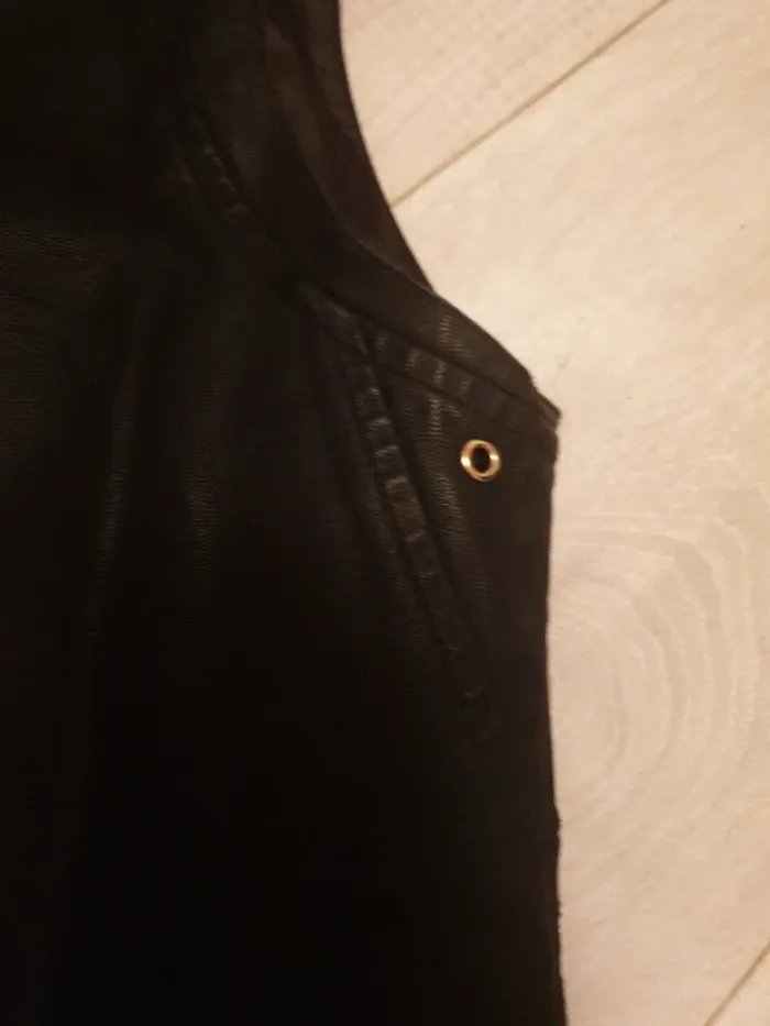 Robe noire en cuir avec motifs - photo numéro 5