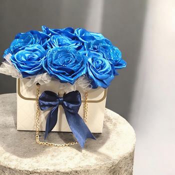 “Décoration sac fleurs – 9 roses bleues pailletées – idée cadeau”