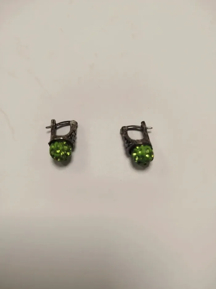 Boucles d'oreilles vertes puces strass brillants fermoir crochet BO03