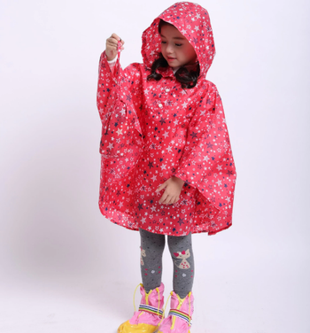 Poncho à capuche imperméable framboise avec des étoiles blanches et bleues marine