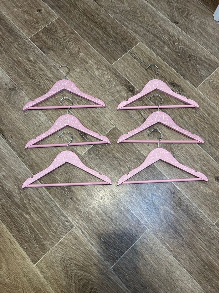 Lot 6 cintres enfant en bois rose - photo numéro 3