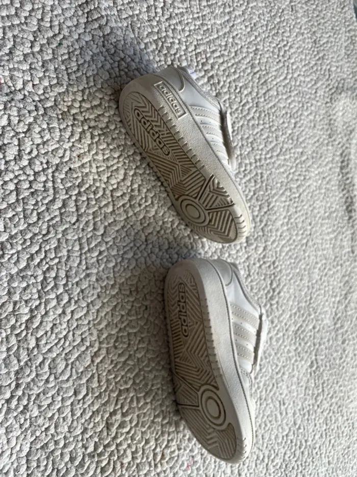 Baskets Adidas blanches pointure 24 - photo numéro 4