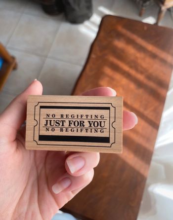 Lot de deux tampons en bois.