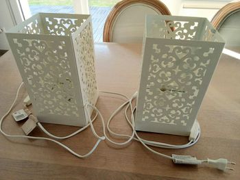 2 lampes en métal blanc TBE