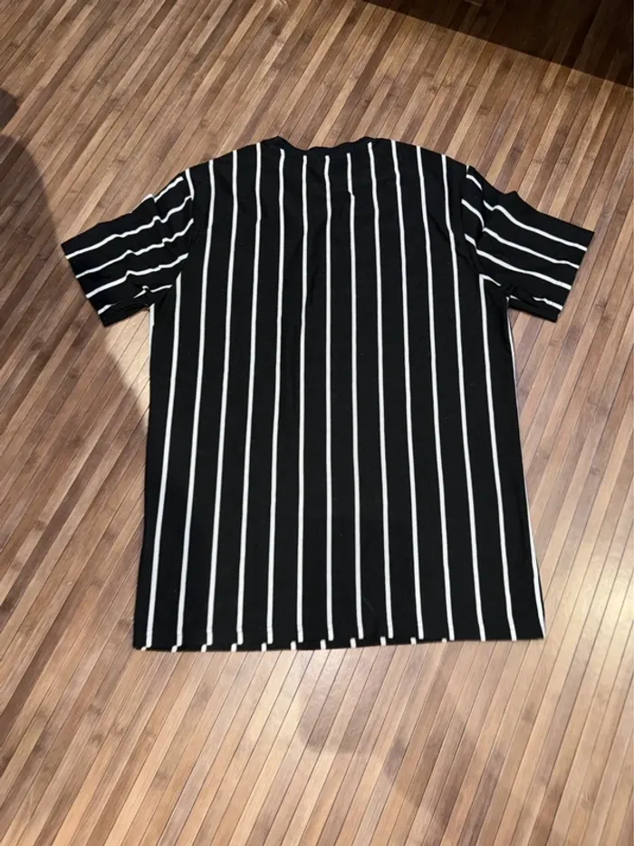 T-shirt rayé noir et blanc taille S shein - photo numéro 2