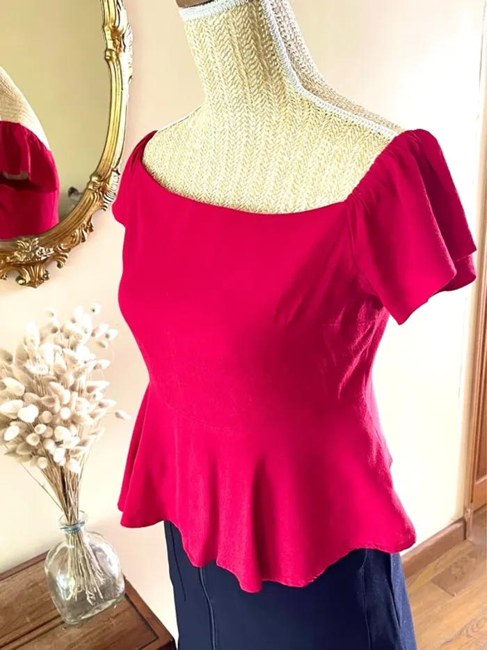 Top Rouge à Basque - Féminin & Élégant - Épaule Découverte à Volant