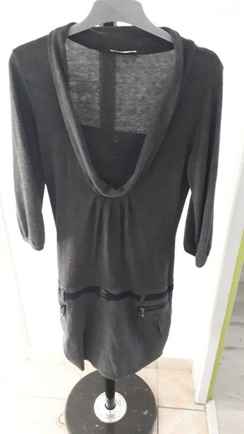Robe pull grise avec empiècements rayés