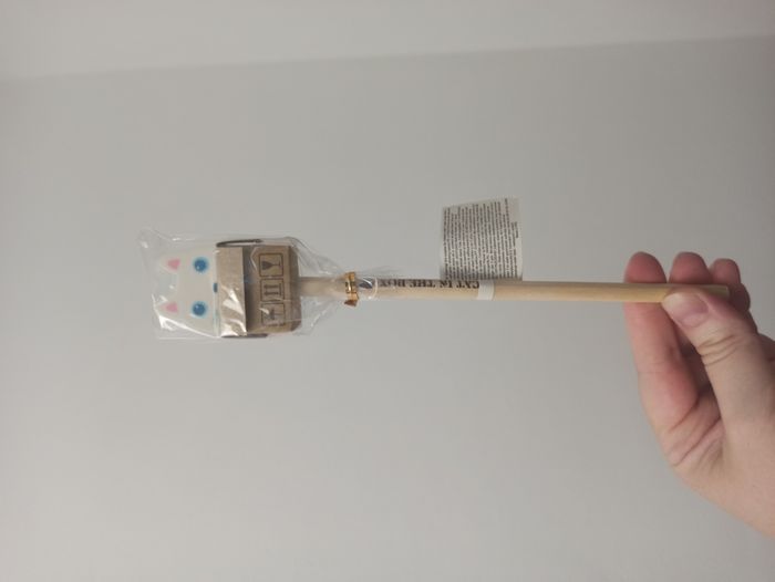 Crayon gris Chat blanc dans sa boite