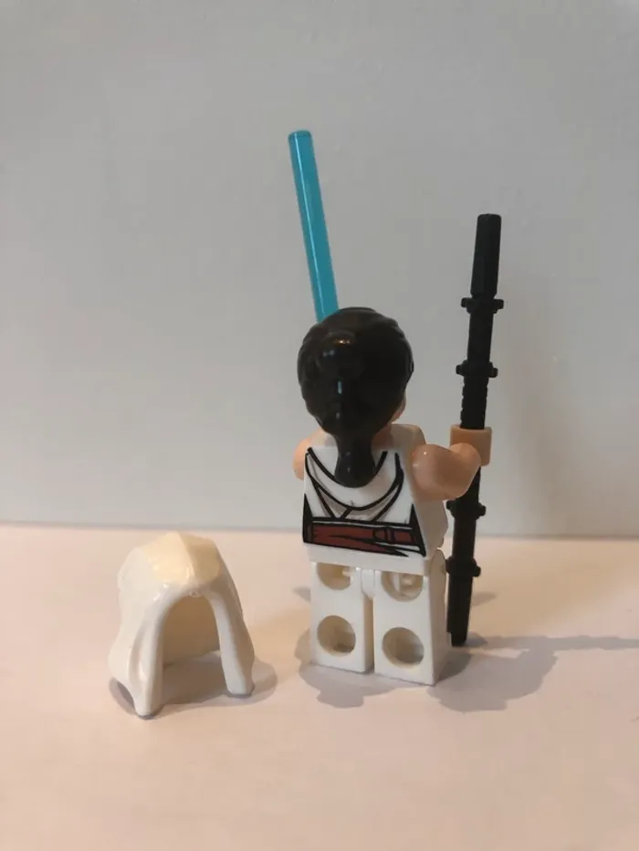 Figurine type lego Jedi Rey avec sabre laser et bâton de combat. Star Wars - photo numéro 3