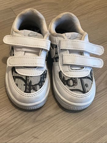 Baskets nike enfant taille 23 neuve