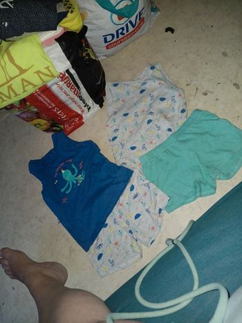 2 pyjamas mix and match grand 4 ans petite tache sur le short à motif pas vinted go