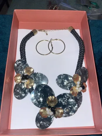 Lot collier gris + créole doré